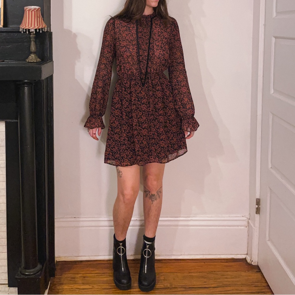 Long Sleeve Sheet Burgundy and Black Dress with Velvet Neck Ties